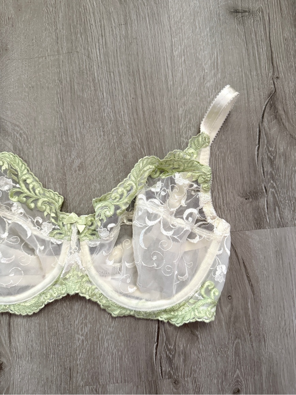 Victoria's Secret VTG 90s Sheer Lace Underwire Bra in Cream and Light Green